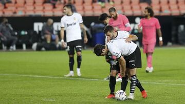 Carlos Soler y Gay&agrave; conversan antes de lanzar un penalti contra el Madrid.