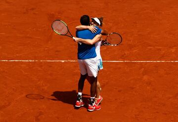 La canadiense Gabriela Dabrowski y el hindú Rohan Bopanna celebran la victoria de la final mixta ante la alemana Anna-Lena y el colombiano Robert Farah.