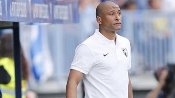 El entrenador uruguayo del Málaga, Marcelo Romero (d), da indicaciones a su equipo durante el partido correspondiente a la vigésima primera jornada de liga disputado hoy en el estadio de La Rosaleda.
