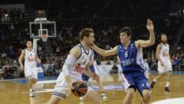 Nocioni ataca a Osman en el partido de la primera vuelta.