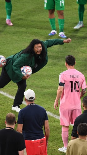 Colombian football legend Rene Higuita controls the ball in front of Inter Miami's Argentine forward #10 Lionel Messi ahead of the friendly football match between Colombia's Atletico Nacional and the US' Inter Miami at the Atanasio Girardot Stadium in Medellin, Colombia, on January 31, 2026. (Photo by Jaime SALDARRIAGA / AFP)