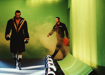 No se puede entender la carrera de Vitaly (49 a?os) sin la de Wladimir (45), o al rev谷s. Sin duda los hermanos Klitschko marcaron una 谷poca en el inicio de este siglo. Los dos dominaron con mano de hierro los pesos pesados y se repartieron los t赤tulos mundiales. Su hegemon赤a hizo que la categor赤a m芍s grande del boxeo perdiese inter谷s. Nadie lograba hacerles hincar la rodilla y el enfrentamiento entre ambos, algo que todo el mundo hubiese querido ver, nunca fue una opci車n real. Vitaly, actual alcalde de Kiev, fue 15 veces campe車n mundial (se retir車 como campe車n) y Wladimir ha logrado serlo 25 veces. Sus dos 迆ltimas peleas fueron derrotas ante Tyson Fury y Anthony Joshua, quien en la actualidad se disputan ser el nuevo rey absoluto del pesado.
