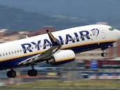 Piden unas Pringles y una Coca-Cola en su viaje de vuelta con Ryanair, alegan un error en el datáfono y acaban escoltados por la Policía