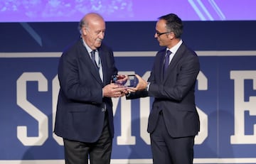 Premio valores de cantera a Vicente del Bosque.
Vicente del Bosque y Juan Martínez, director general de Zumosol.