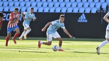 Emre Mor conduce el balón durante el amistoso disputado por el Celta y el Lugo en Balaídos.