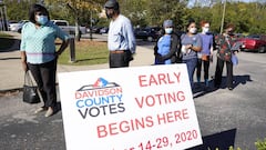 La gente espera para votar fuera de la Biblioteca de Burdeos el primer d&iacute;a de votaci&oacute;n anticipada de Tennessee el mi&eacute;rcoles 14 de octubre de 2020 en Nashville, Tennessee.