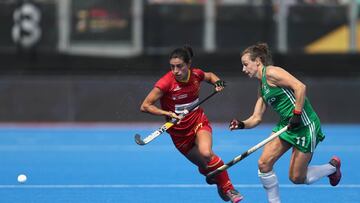 LONDON, ENGLAND - AUGUST 04:  Beatriz Perez of Spain battles with Megan Frazer of Ireland during the Semi-Final game between Ireland and Spain of the FIH Womens Hockey World Cup at Lee Valley Hockey and Tennis Centre on August 4, 2018 in London, England. 