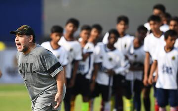 Maradona visita una escuela en la India