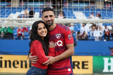 La relación entre la cantante Becky G y el futbolista Sebastian Lletget fue una de las más seguidas en el mundo del espectáculo, hasta que la polémica por una infidelidad del deportista la puso en el ojo del huracán.  La pareja empezó a salir en 2016 después de ser presentados por amigos en común. Apenas unos meses después de la pedida de mano, en marzo de 2023, la relación se vio envuelta en un escándalo. Una mujer anónima acusó a Lletget de infidelidad y afirmó tener pruebas, incluyendo videos y mensajes. Aunque su estatus actual no está del todo claro públicamente, parece que le dieron una segunda oportunidad a su relación.