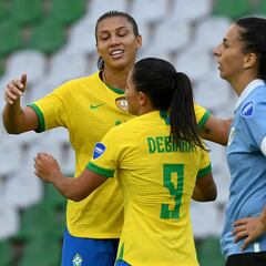 Brasil golea en el Centenario y complica a Uruguay
