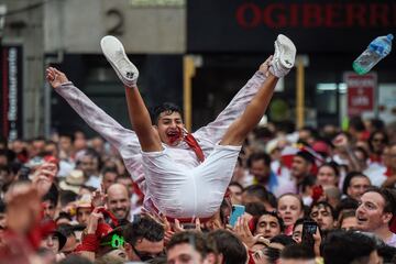 Los San Fermines vuelven tras dos años de parón debido a la pandemia. El exjugador de fútbol Juan Carlos Unzué prenderá la mecha del cohete inaugural. “Bienvenidos a las fiestas más grandes del mundo" ha sido el mensaje de la ciudad.