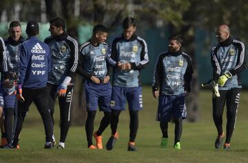 Por primera vez, Franco Armani entrenó con la Selección Argentina en Ezeiza al lado de Willy Caballero y Nahuel Guzmán. Sueño cumplido para el portero de River que en 6 meses se ganó su cupo a Rusia y podría ser titular del equipo de Sampaoli.