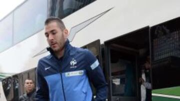 Karim Benzema se baja del autocar que traslad&oacute; a la selecci&oacute;n de Francia hoy en Montevideo.