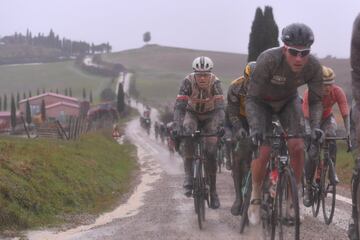 Tiene su origen en la marcha cicloturista L'Eroica, en la que los ciclistas participan con bicicletas antiguas y equipaciones clásicas. Fabian Cancellara es, hasta la fecha, el rey de la Strade Bianche con tres victorias en la prueba e incluso la organización le dedicó un tramo con su nombre desde 2017.