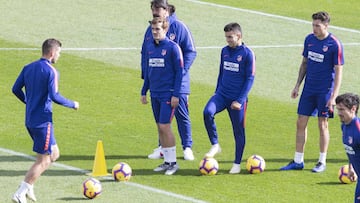 Griezmann mira a Lucas haciendo un ejercicio en la última sesión antes del Leganés.