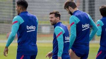 Messi, en el entrenamiento de ayer ‘escoltado’ por Araújo y Piqué.