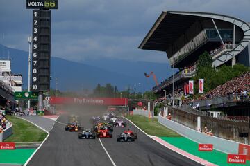 Situado en la recta principal, junto a la salida del pit lane, se encuentra un gran marcador inspirado en el que existe en el circuito de Indianápolis, en el que aparecen los diez primeros clasificados y las vueltas que restan para finalizar la carrera.