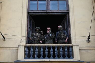 Los combatientes del grupo mercenario privado de Wagner se paran en un balcón mientras están desplegados en la sede del Distrito Militar del Sur en la ciudad de Rostov. 
