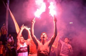 Fanáticos del equipo Galatasaray celebran, la Superliga de Campeones de Turquía, en Estambul (Turquía). El Galatasaray logró su vigésimo título de campeón de la Liga turca, tras el empate (2-2) cosechado hoy por el Fenerbahce, segundo clasificado, en su visita al campo del Istanbul Basaksehir. 