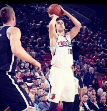 Víctor Claver lanza ante los Nets.