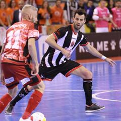 ElPozo naufraga en Cartagena y devuelve la ventaja al Barça