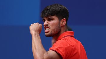 PARÍS, 31/07/2024.- El tenista español Carlos Alcaraz durante su partido de tercera ronda del torneo individual masculino de tenis de los Juegos Olímpicos de París 2024 disputado contra el ruso Roman Safiullin este miércoles, en el complejo de tenis Roland Garros de París. EFE/ Juanjo Martín