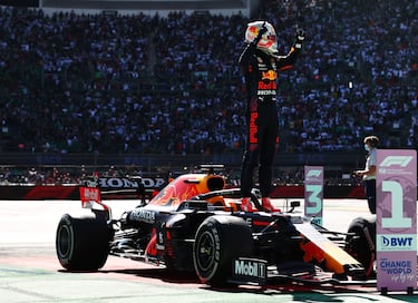 Una de las temporadas más emocionantes de la historia de la Fórmula 1. 
Verstappen y Hamilton llegaron igualados a la última cita del año, el GP de Abu Dabi. Hamilton encabezaba la carrera seguido por Verstappen a una distancia demasiado grand ecomo para aventrar un adelantamiento, hasta que se accidentó Latifi y tuvo que entrar el Safety Car. El coche de seguridad se mantuvo varias vueltas y dirección de carrera dictó que el coche de seguridad saliera en la penúltima vuelta, y la última iba a ser una vuelta completa limpia. Esto propició que Verstappen adelantase a Hamilton y se hiciese con su primer título mundial. El quinto para Red Bull tras los 4 de Sebastian Vettel.