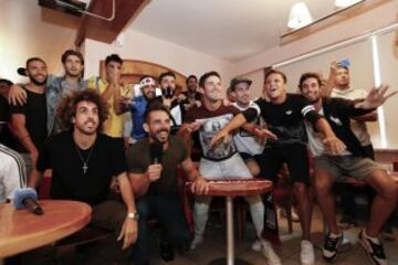 Jugadores, directivos y aficionados de la SD Formentera celebran tras conocer que se enfrentarán al Sevilla FC en los los dieciseisavos de final de la Copa del Rey.