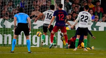 Olaetxea, del Albacete, se adelantó al portero del Racing, Parera, para marcar gol en El Sardinero.