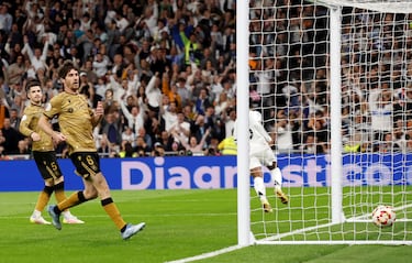 1-1. Gran pase desde el centro del campo de Vinicius al espacio para la carrera de Endrick, que define con una delicada vaselina superando a Álex Remiro.