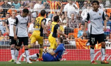  El centrocampista del Atlético de Madrid Raúl García (c, detrás) celebra la consecución del primer gol de su equipo ante el Valencia CF durante el partido correspondiente a la trigésima quinta jornada de la Liga BBVA, disputado esta tarde en el estadio de Mestalla. 