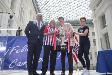 La directora del equipo femenino Lola Romero, la alcaldesa de Madrid Manuela Carmena y la jugadora rojiblanca Amanda Sampedro posan con la Copa de la Liga durante la recepción en el Ayuntamiento. 