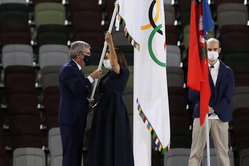 La alcaldesa de París, Anne Hidalgo, recibe el relevo olímpico de manos del Presidente del COI Thomas Bach.