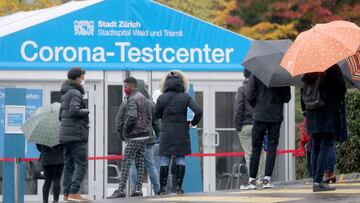 People queue in front of a COVID-19 testing site of the Stadtspital Triemli hospital as the spread of the coronavirus disease (COVID-19) continues in Zurich, Switzerland October 23, 2020. REUTERS/Arnd Wiegmann