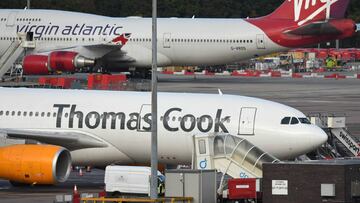 Un avi&oacute;n de Thomas Cook en el aeropuerto de Manchester horas despu&eacute;s de que la compa&ntilde;&iacute;a anunciara el cierre.