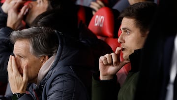 PAMPLONA, 20/12/2025.- El entrenador del Osasuna, Alessio Lisci (d), durante el partido de LaLiga EA Sports entre CA Osasuna y Deportivo Alavés celebrado este sábado en el estadio El Sadar de Pamplona. EFE/ Villar López