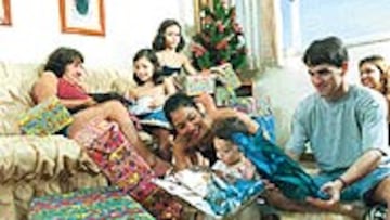 <b> MUY FAMILIAR</b> Savio siente debilidad por sus hijos y los problemas de salud de Lucas le obligan a pedir con urgencia estabilidad.