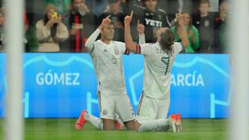 Jugadores de la Selección Mexicana festejan un gol en contra de su similar de Chile.