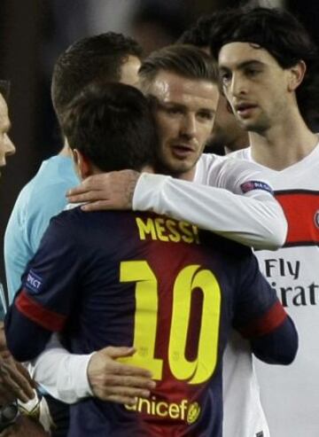 Beckham y Messi se abrazan al final del partido.