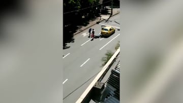 La reacción viral de un conductor tras tener un accidente en la carretera vacía