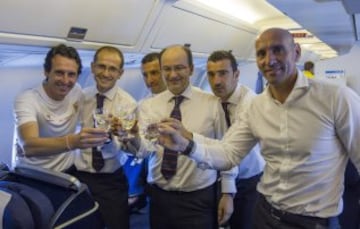 Unai Emery, Pepe Castro y Monchi brindando con champán.