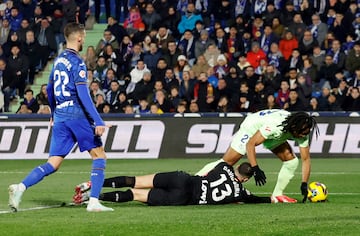 0-1. Asistencia de Pedri a Joules Kound dentro del rea. El defensa francs entre trompicones y David Soria que no acierta a atrapar el baln, anota el primer tanto.