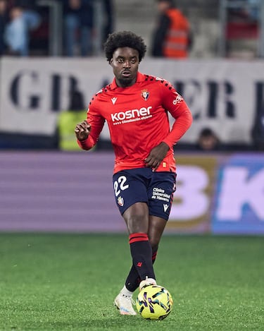 El zaguero del equipo navarro sigue siendo un pilar fundamental para que el equipo de Lisci sume resultados positivos. Lleva dos jornadas siendo decisivo para su equipo. Ante el Levante, decisivo para frenar a una de las sensaciones de la temporada: Etta Eyong.