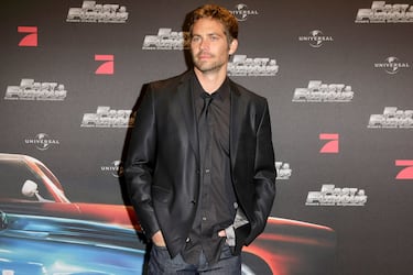 El nombre de Paul Walker está para siempre unido al de Vin Diesel o, mejor, al de Toretto. Fue el eterno coprotagonista de una de las sagas de acción más populares de los últimos años, 'The Fast and the Furious'. Como el protagonista de sus películas, era un gran aficionado al automovilismo y viajaba junto a su amigo (y piloto) Roger Rodas cuando este perdió el control del Porsche Carrera GT que conducía y se estrellaron contra un poste. Ambos pasajeros fallecieron. Estaba en pleno rodaje de Furious 7, y el final de la película es un homenaje a Walker.