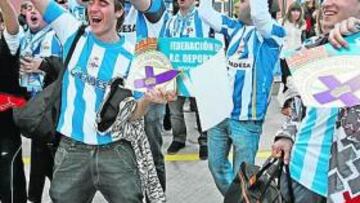 <b>AMBIENTAZO. </b>La afición del Deportivo tomará Gijón este fin de semana. Se esperan más de 3.000 seguidores blanquiazules. Muchos de ellos ya llegaron ayer.