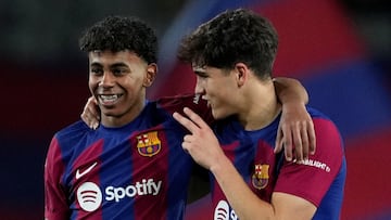 Lamine Yamal y Cubarsí, abrazados después del final de partido Barça-Nápoles.