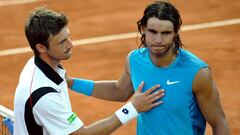 Juan Carlos Ferrero saluda a Rafa Nadal tras ganarle en su partido de segunda ronda del Masters 1.000 de Roma de 2008.