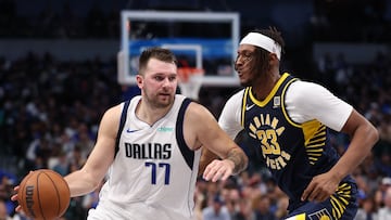 Luka Doncic, base de Dallas Mavericks, ante Myles Turner, de Indiana Pacers.