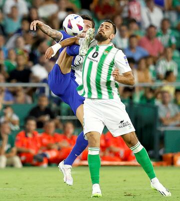 Stefan Savic levanta su pierna derecha a la altura de la cara de Borja Iglesias para despejar el balón.