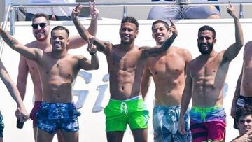 Neymar, con los 'toiss' en Saint Tropez.